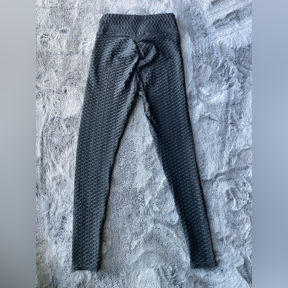 TikTok scrunch butt black leggings
